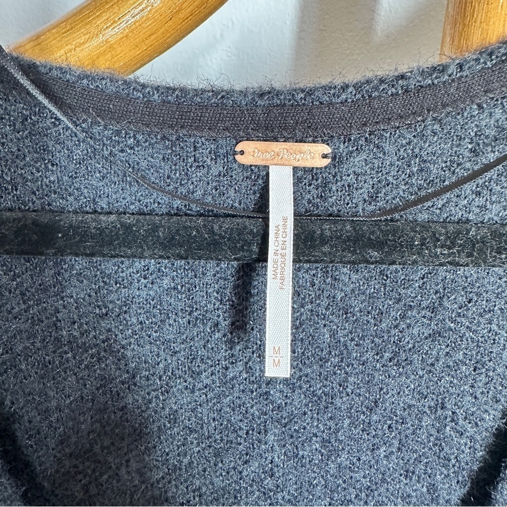 Free People Grey Slouchy V Neck Sweater sz M - Picture 10 of 10